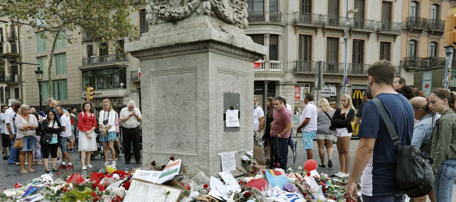 Memorial con flores al comienzo de las Ramblas de Barcelona tras los atentados Memorial con flores al comienzo de las Ramblas de Barcelona tras los atentados