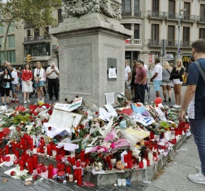 Memorial con flores al comienzo de las Ramblas de Barcelona tras los atentados Memorial con flores al comienzo de las Ramblas de Barcelona tras los atentados