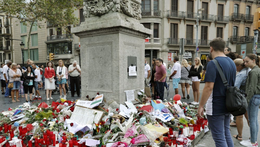 Memorial con flores al comienzo de las Ramblas de Barcelona tras los atentados 