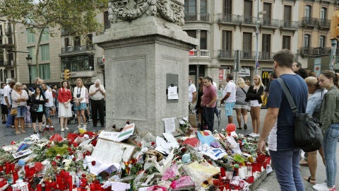 Memorial con flores al comienzo de las Ramblas de Barcelona tras los atentados 