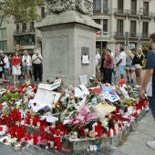 Memorial con flores al comienzo de las Ramblas de Barcelona tras los atentados 