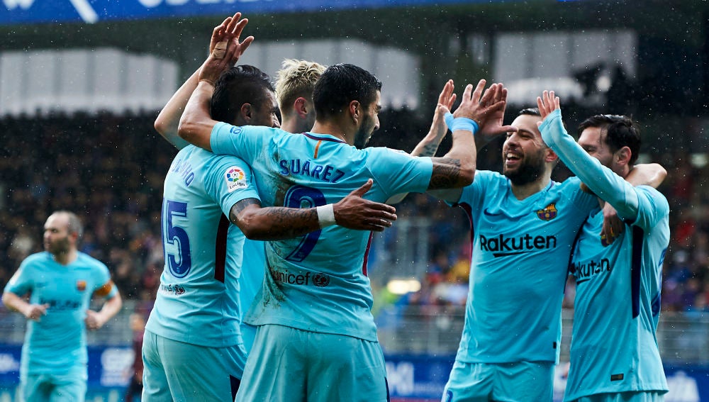 Los jugadores del Barcelona se abrazan para celebrar un gol
