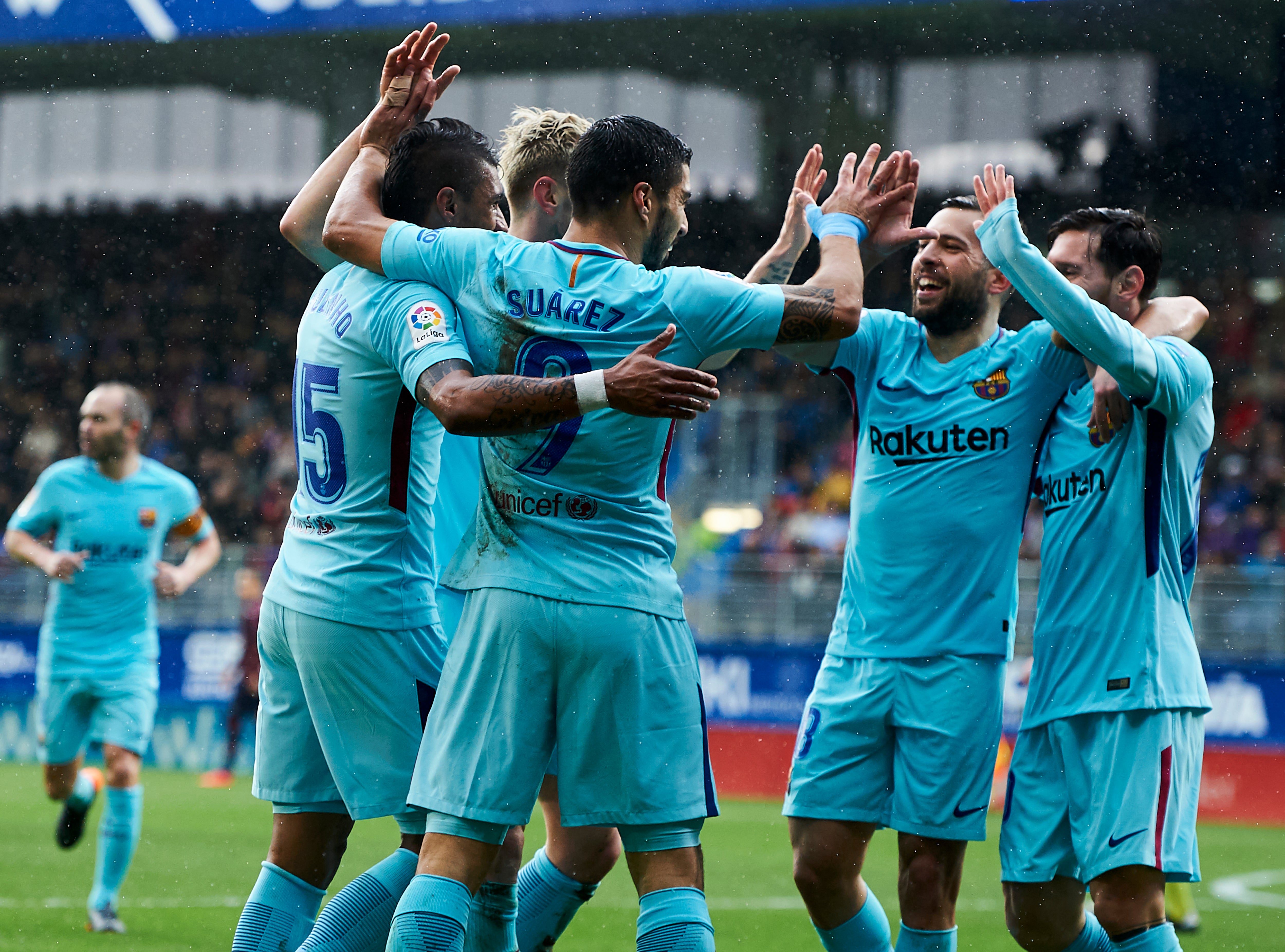 Eibar 0 - 2 Barcelona |El Barcelona se lleva una victoria sufrida de Ipurua ante un Eibar que acabó con diez Eibar 0 - 2 Barcelona |El Barcelona se lleva una victoria sufrida de Ipurua ante un Eibar que acabó con diez