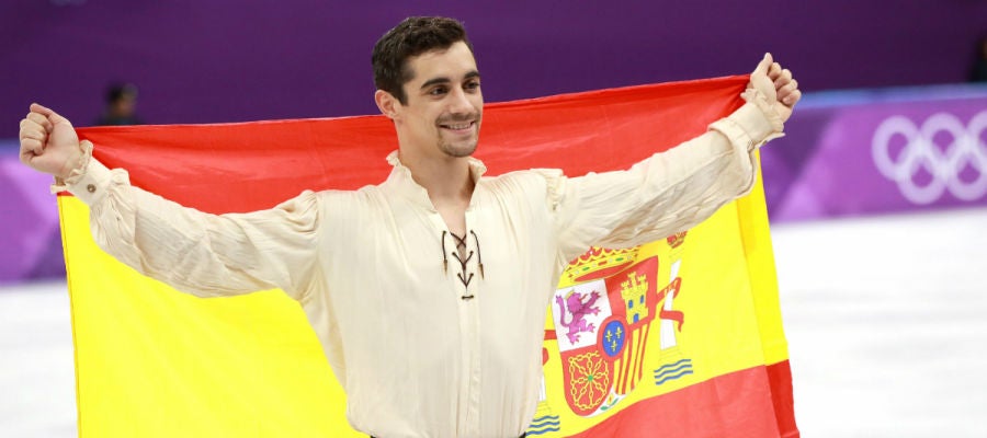 Javier Fernández, con la bandera de España Javier Fernández, con la bandera de España