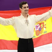 Javier Fernández, con la bandera de España