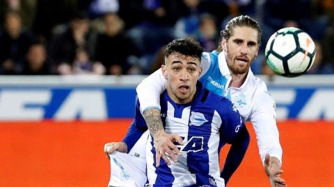 Munir disputa un bal&oacute;n con Albentosa