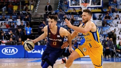 Heurtel conduce el bal&oacute;n en el partido ante el Gran Canaria