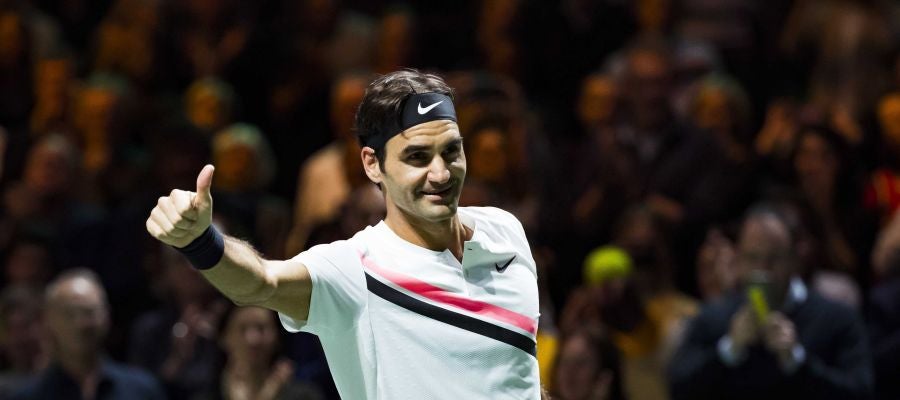 Roger Federer disputando un partido Roger Federer disputando un partido