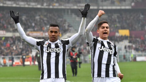 &Aacute;lex Sandro y Dybala celebran el triunfo de la Juve