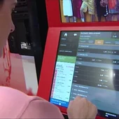 Una mujer usa una máquina de apuestas Una mujer usa una máquina de apuestas