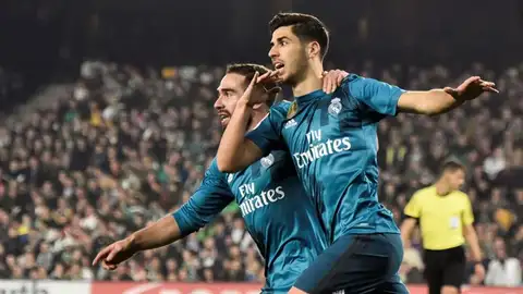 Marco Asensio celebra su gol acompañado de Dani Carvajal. Marco Asensio celebra su gol acompañado de Dani Carvajal.