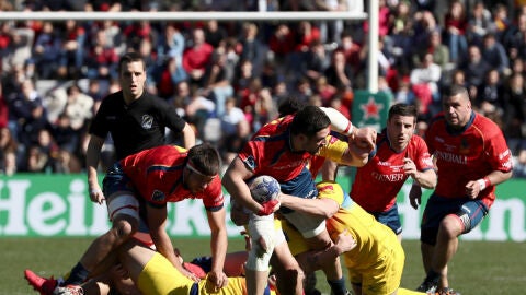 Disputa por el bal&oacute;n entre Espa&ntilde;a y Ruman&iacute;a