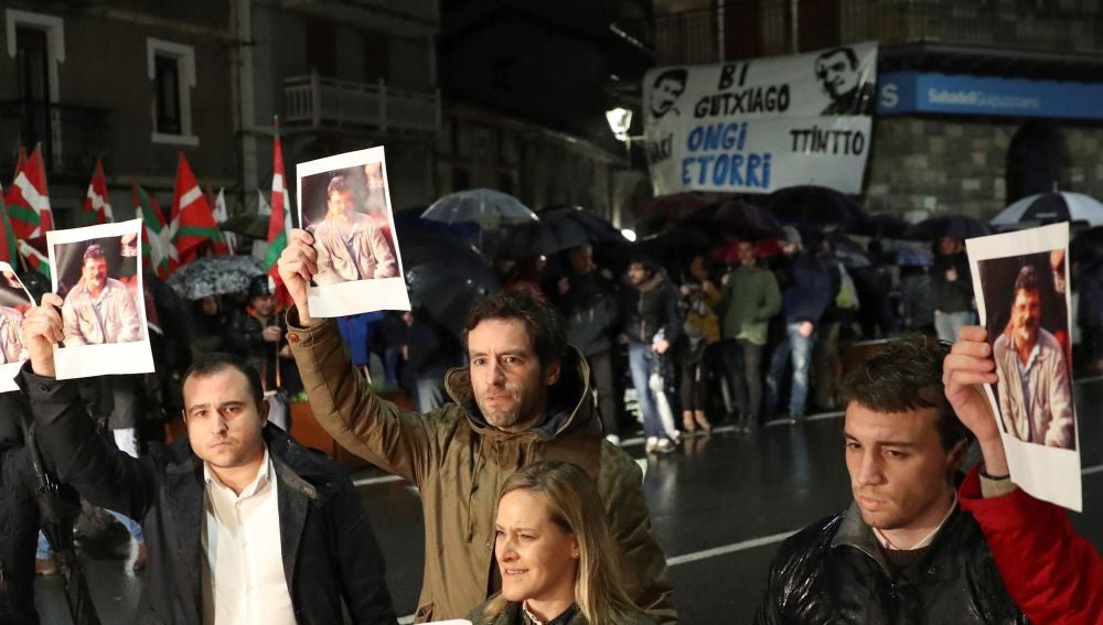 Los líderes del PP vasco, Borja Sémper, y Amaya Fernandez, realizan una protesta durante el recibimiento de los etarras Ignacio Otaño e Iñaki Igerategi