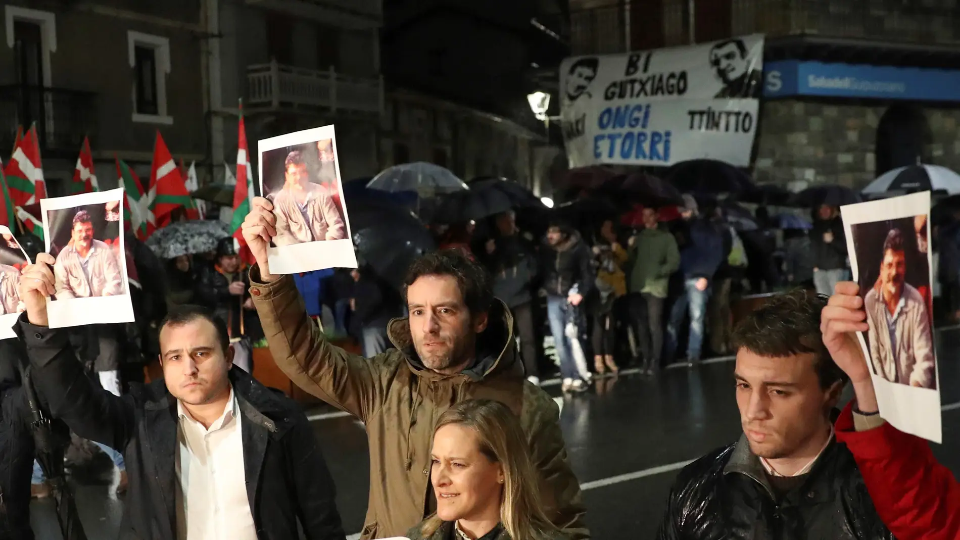 Los líderes del PP vasco, Borja Sémper, y Amaya Fernandez, realizan una protesta durante el recibimiento de los etarras Ignacio Otaño e Iñaki Igerategi