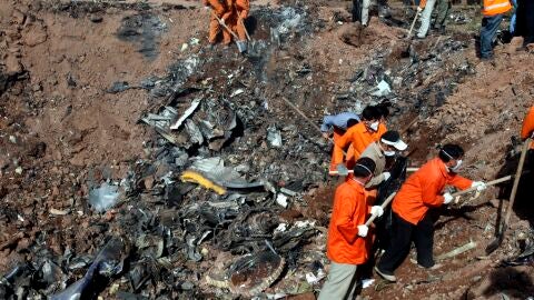 Agentes de la polic&iacute;a iran&iacute; y efectivos del servicio de urgencias iran&iacute; en las labores de b&uacute;squeda tras un accidente de avi&oacute;n