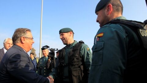El ministro del Interior, Juan Ignacio Zoido, durante la visita realizada hoy La L&iacute;nea de la Concepci&oacute;n