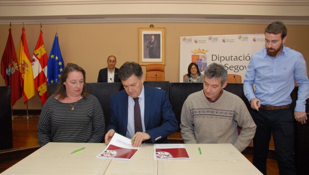 Firma del acuerdo del Programa Crecemos de la Diputación con el Presidente Francisco Vázquez, junto con la alcaldesa de Hontanres y el alcalde de Mozoncillo