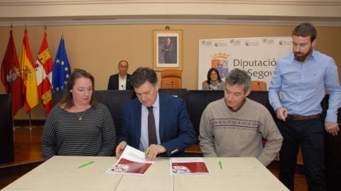 Firma del acuerdo del Programa Crecemos de la Diputaci&oacute;n con el Presidente Francisco V&aacute;zquez, junto con la alcaldesa de Hontanres y el alcalde de Mozoncillo