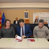Firma del acuerdo del Programa Crecemos de la Diputación con el Presidente Francisco Vázquez, junto con la alcaldesa de Hontanres y el alcalde de Mozoncillo Firma del acuerdo del Programa Crecemos de la Diputación con el Presidente Francisco Vázquez, junto con la alcaldesa de Hontanres y el alcalde de Mozoncillo