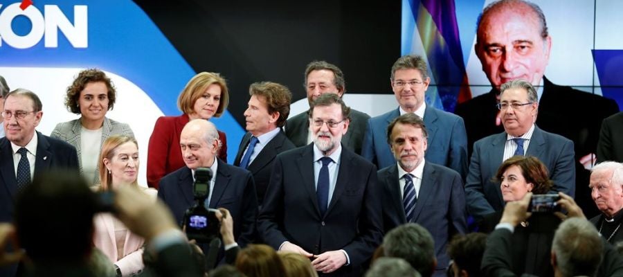 El presidente del Gobierno, Mariano Rajoy, junto al exministro del Interior Jorge Fernández Díaz entre otros en un acto de la razón El presidente del Gobierno, Mariano Rajoy, junto al exministro del Interior Jorge Fernández Díaz entre otros en un acto de la razón
