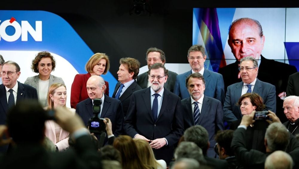 El presidente del Gobierno, Mariano Rajoy, junto al exministro del Interior Jorge Fernández Díaz entre otros en un acto de la razón