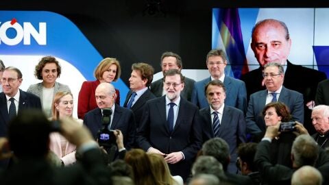 El presidente del Gobierno, Mariano Rajoy, junto al exministro del Interior Jorge Fern&aacute;ndez D&iacute;az entre otros en un acto de la raz&oacute;n