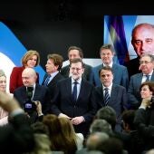 El presidente del Gobierno, Mariano Rajoy, junto al exministro del Interior Jorge Fernández Díaz entre otros en un acto de la razón