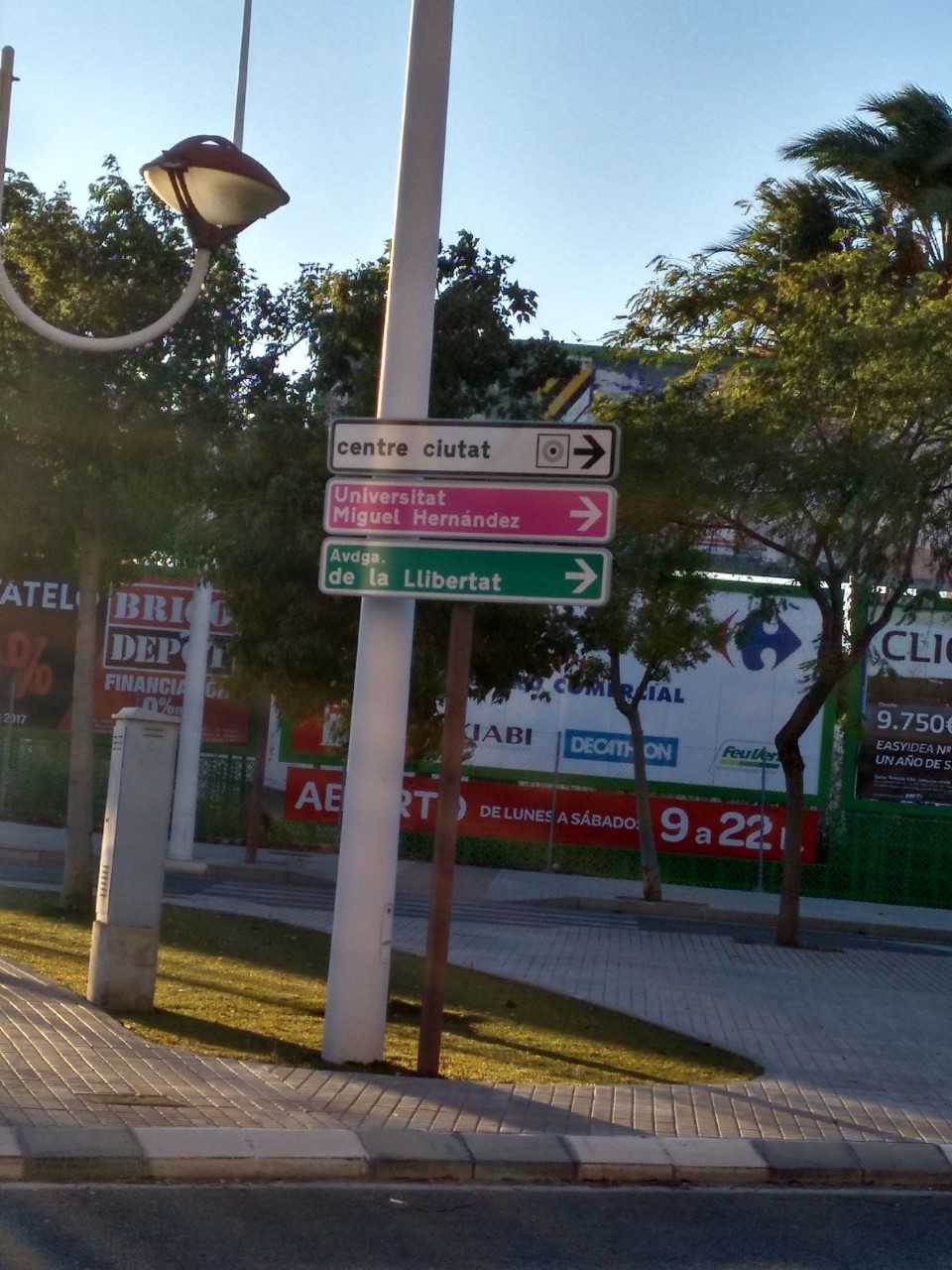 Cs acusa al tripartito de incumplir la ley al instalar señales rotuladas solo en valenciano Cs acusa al tripartito de incumplir la ley al instalar señales rotuladas solo en valenciano