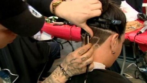 Peluqueros de Granada cortan el pelo a cambio de donativos para conseguir una pr&oacute;tesis para 'Paquillo', un ni&ntilde;o con c&aacute;ncer