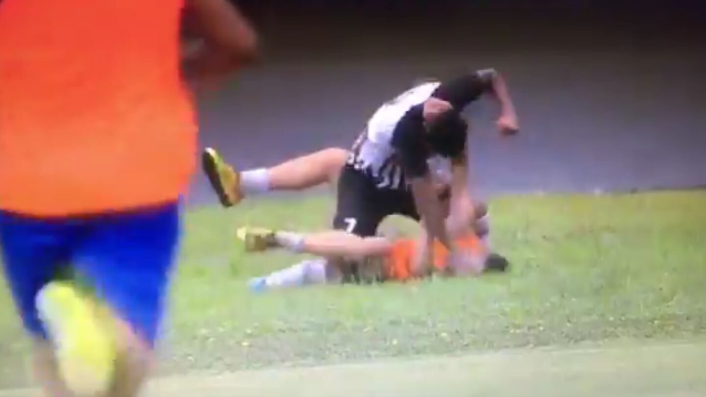 Momento de la agresi&oacute;n del jugador del Operario al recogepelotas
