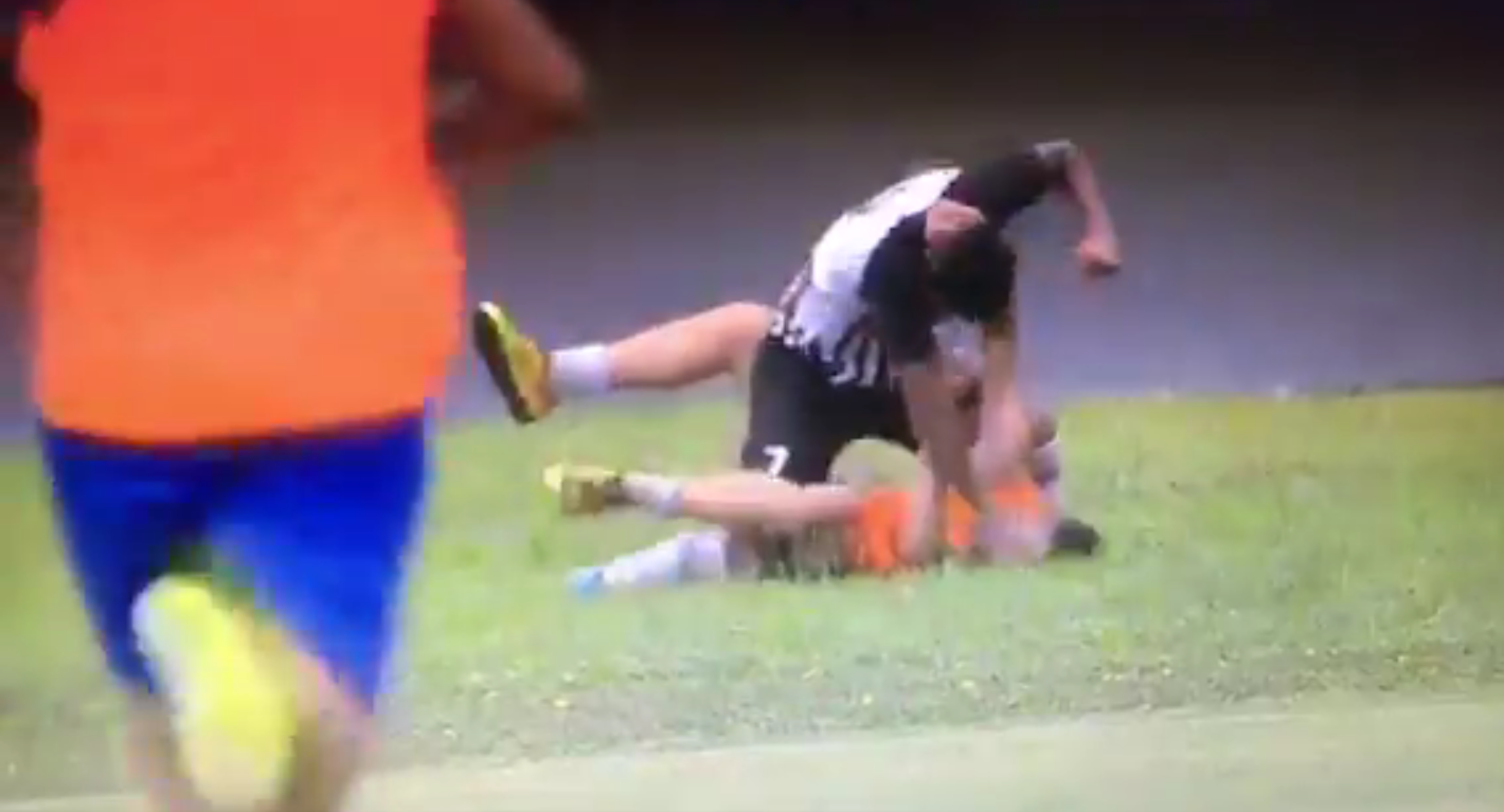 Brutal agresión de un jugador brasileño a un recogepelotas Brutal agresión de un jugador brasileño a un recogepelotas