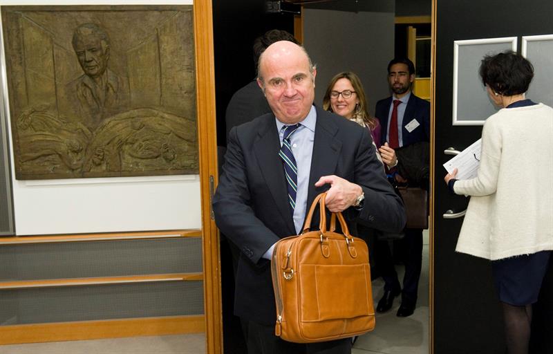 De Guindos avanza que su dimisión se producirá en "cuestión de días" De Guindos avanza que su dimisión se producirá en "cuestión de días"