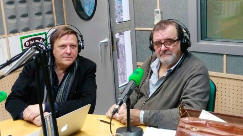 Ex presidente socialista de la Junta de Andaluc&iacute;a, Jos&eacute; Rodr&iacute;guez de la Borbolla, con Javier Caraballo en los estudios de Onda Cero Sevilla