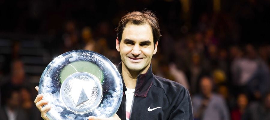 Federer posa con el trofeo de campeón en Rotterdam Federer posa con el trofeo de campeón en Rotterdam