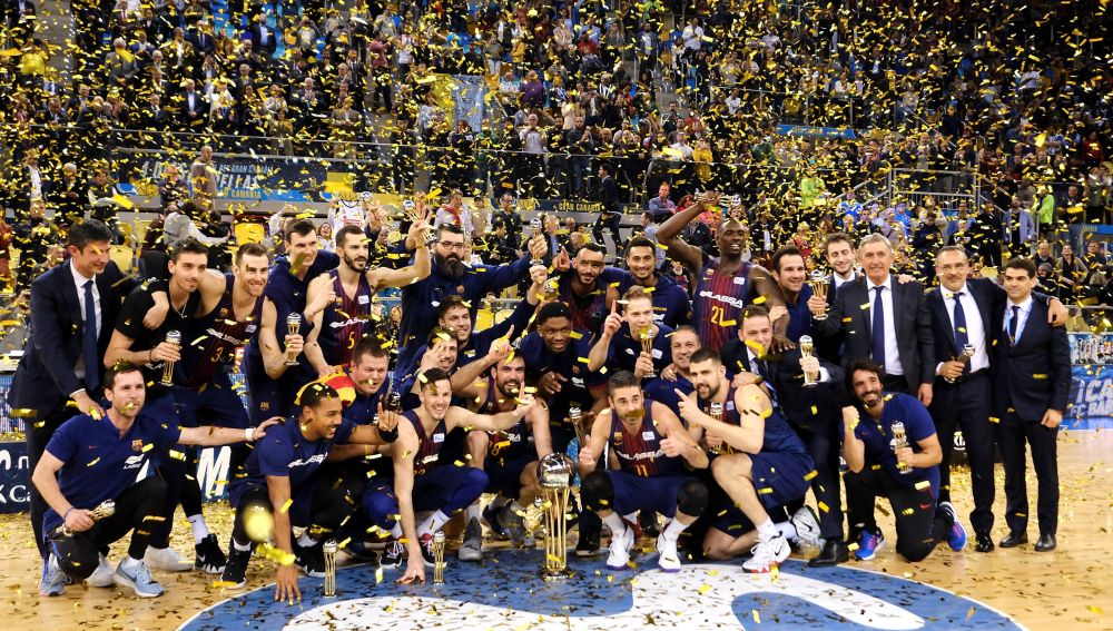 Los jugadores del FC Barcelona celebran la Copa del Rey en Canarias. 