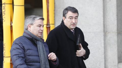 El diputado del PDeCat, Jordi Xucl&agrave;, conversa con el portavoz del PNV en el Congreso, Aitor Esteban