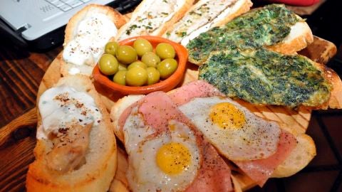Varias tapas t&iacute;pcias espa&ntilde;olas