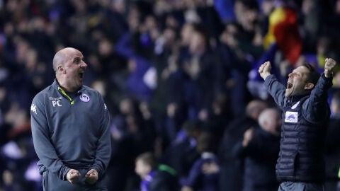 Paul Cook, entrenador del Wigan, celebra la victoria ante el City