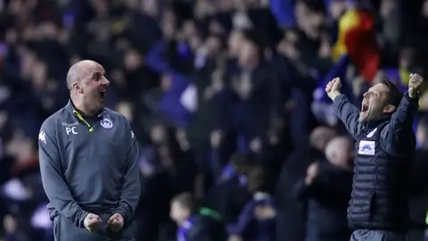 Paul Cook, entrenador del Wigan, celebra la victoria ante el City Paul Cook, entrenador del Wigan, celebra la victoria ante el City