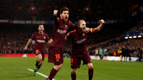 Iniesta y Messi celebran el gol de Leo