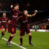 Iniesta y Messi celebran el gol de Leo