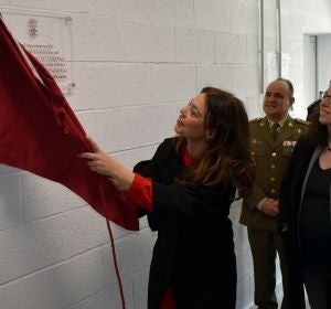 Pilar Zamora en el momento de descubrir la placa inaugural de los nuevos almacenes municipales Pilar Zamora en el momento de descubrir la placa inaugural de los nuevos almacenes municipales