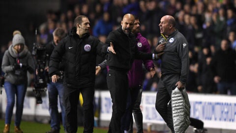 Guardiola discute con Paul Cook, t&eacute;cnico del Wigan