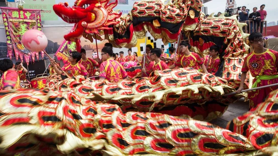 Año Nuevo Chino (20-02-2018) Varias personas participan en la celebración del tercer día del Año del Perro con la tradicional danza del Dragón y del León, en Kowloon, Hong Kong, China