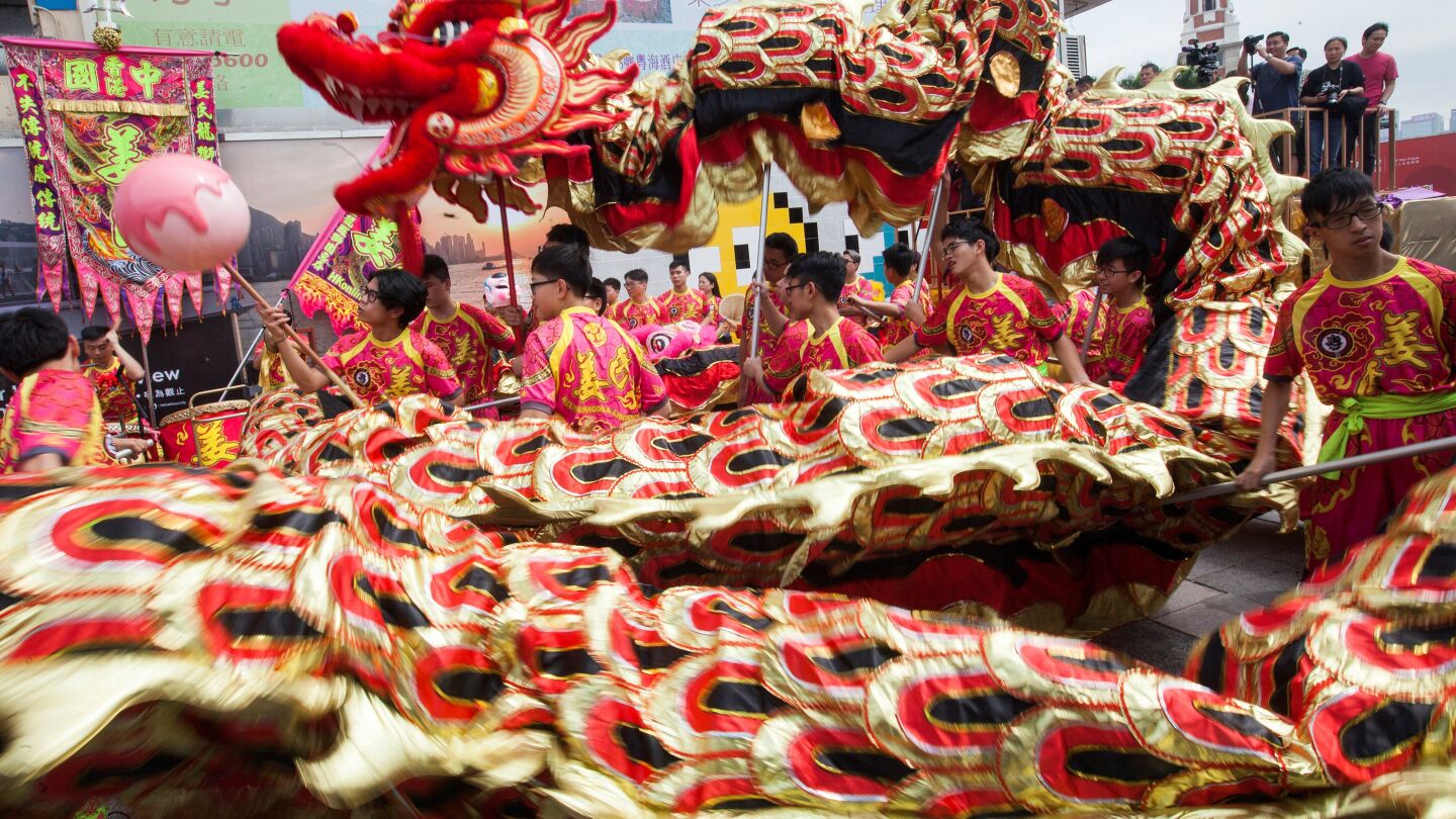 Varias personas participan en la celebraci&oacute;n del tercer d&iacute;a del A&ntilde;o del Perro con la tradicional danza del Drag&oacute;n y del Le&oacute;n, en Kowloon, Hong Kong, China