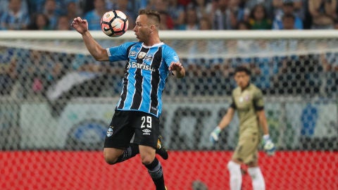 Arthur, en un partido con Gremio