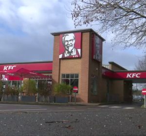 KFC cierra casi 900 restaurantes en Reino Unido por falta de pollo KFC cierra casi 900 restaurantes en Reino Unido por falta de pollo