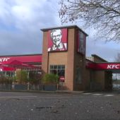KFC cierra casi 900 restaurantes en Reino Unido por falta de pollo