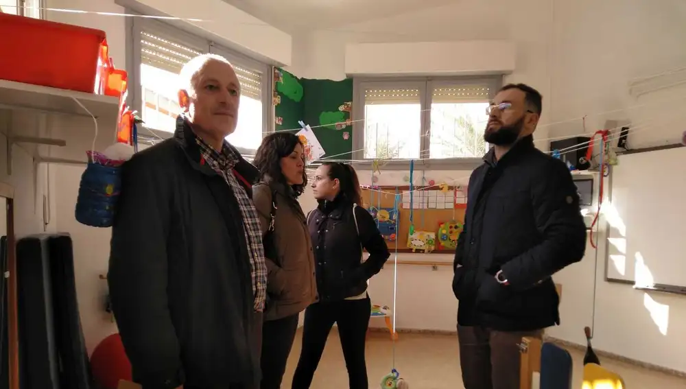 Concejales de Cs Elche, Eva María Crisol y Juan Antonio Sempere en el colegio Virgen de la Luz Concejales de Cs Elche, Eva María Crisol y Juan Antonio Sempere en el colegio Virgen de la Luz