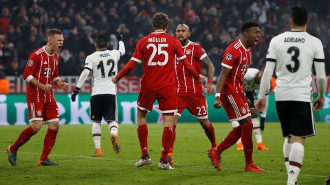 M&uuml;ller celebra con sus compa&ntilde;eros uno de sus goles ante el Besiktas